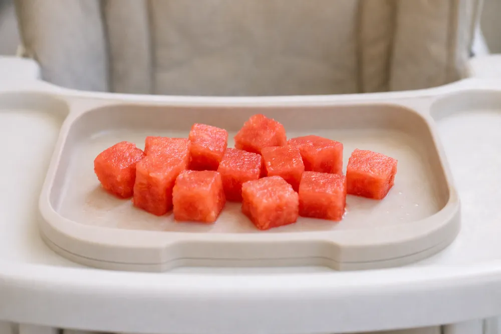 Loại bỏ 100% hạt dưa hấu là nguyên tắc bắt buộc để bảo vệ đường thở non nớt của trẻ sơ sinh.