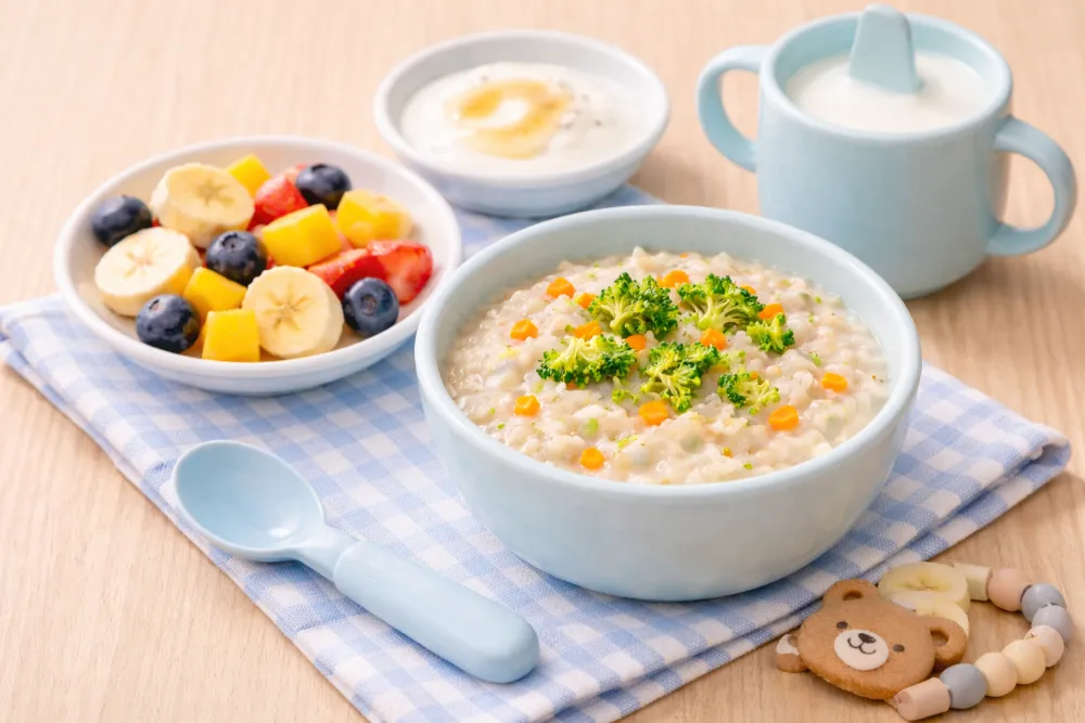 Mẹ cần linh hoạt thay đổi món ăn nhẹ bụng hơn nếu bé có dấu hiệu biếng ăn hoặc đầy hơi vào buổi sáng.