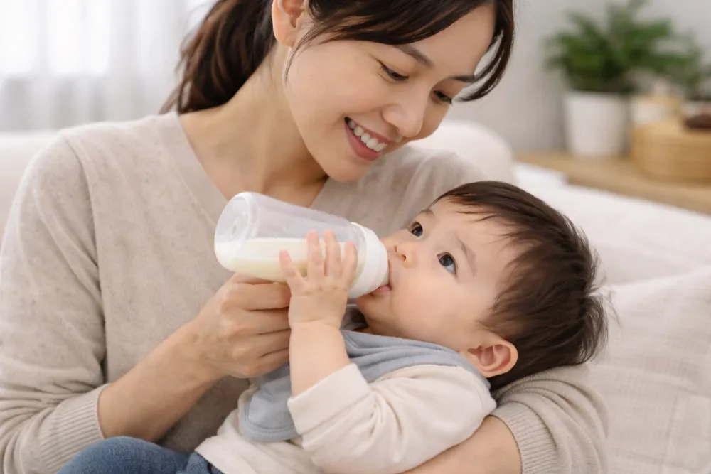 Dù bé đã ăn dặm tốt, sữa mẹ hoặc sữa công thức vẫn là nguồn dinh dưỡng không thể thiếu.