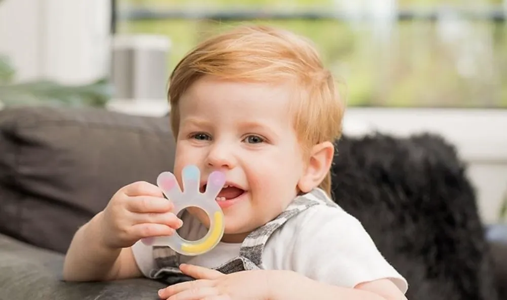 cho trẻ sử dụng các loại vòng cắn nướu (teether) chuyên dụng