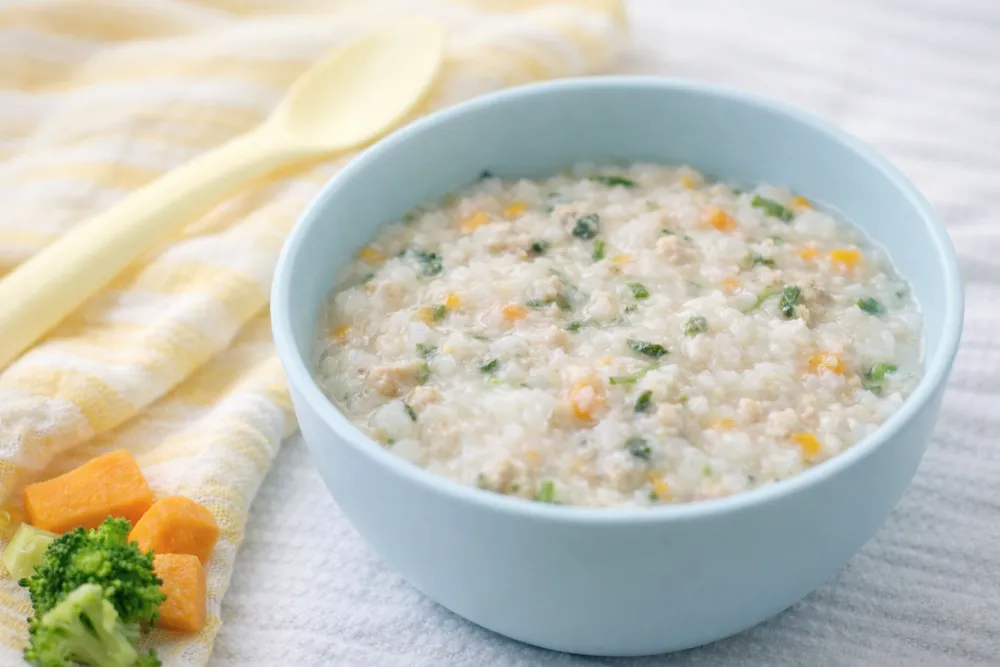 Độ thô của thức ăn cần được tăng dần để phù hợp với khả năng nhai của trẻ.