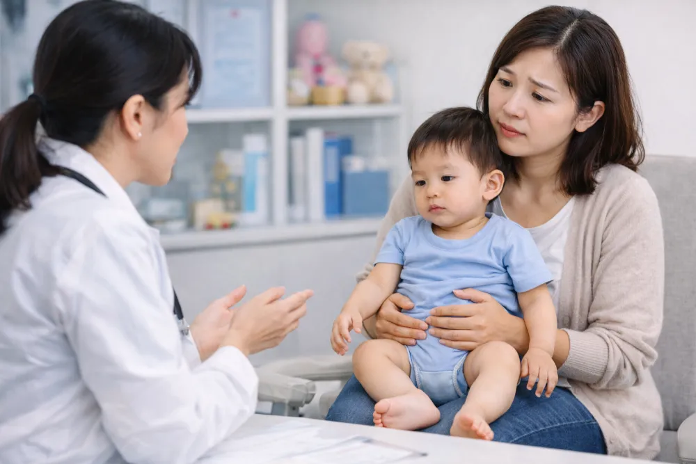 Đưa trẻ đi khám chuyên khoa nếu bé 10 tháng chưa biết ngồi và tay chân mềm nhẽo.