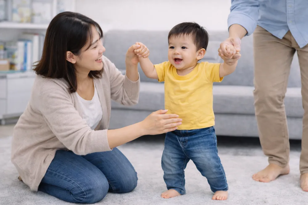 Rất nhiều trẻ 10 tháng "trốn bò" và chuyển thẳng sang giai đoạn tập đứng, tập đi.