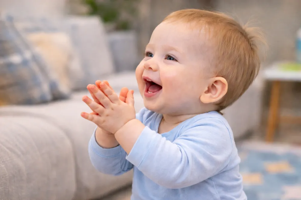 Trẻ thường bắt đầu phát triển kỹ năng vỗ tay trong giai đoạn từ 8 đến 11 tháng tuổi.