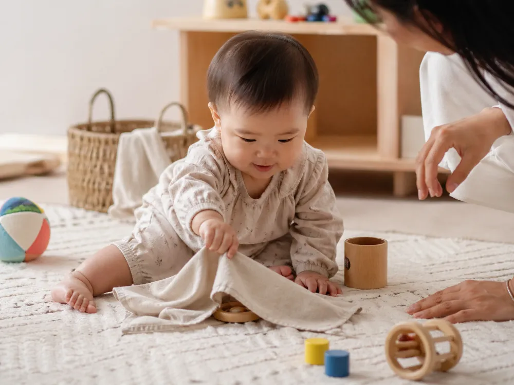 Trò chơi giấu đồ vật giúp bé nhận thức được sự tồn tại của sự vật.
