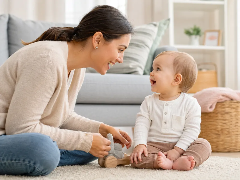 Thường xuyên trò chuyện cùng con sẽ kích thích não bộ và khả năng ngôn ngữ.