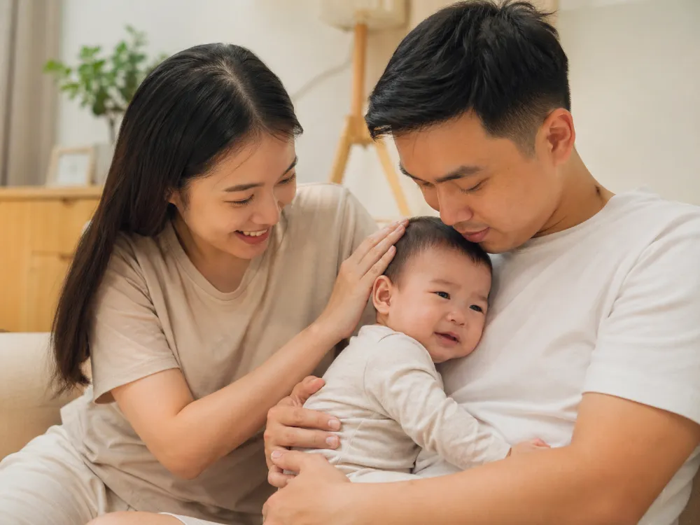 Giai đoạn này bé rất cần cảm giác an toàn và sự vỗ về từ ba mẹ.