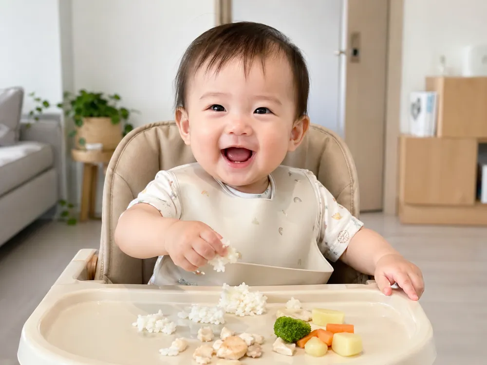Cơm nát mềm là bước đệm hoàn hảo để bé 11 tháng làm quen với việc nhai nghiền thức ăn.