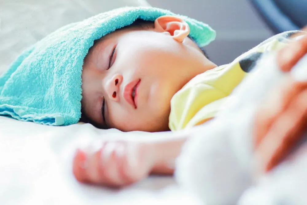 Sốt cao đột ngột và mệt mỏi, đau nhức cơ thể là dấu hiệu điển hình của cúm A.
