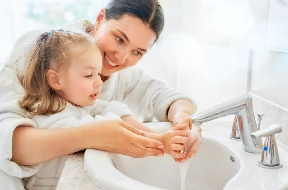 Rửa tay thường xuyên và không dùng chung đồ dùng giúp hạn chế lây lan cúm A.