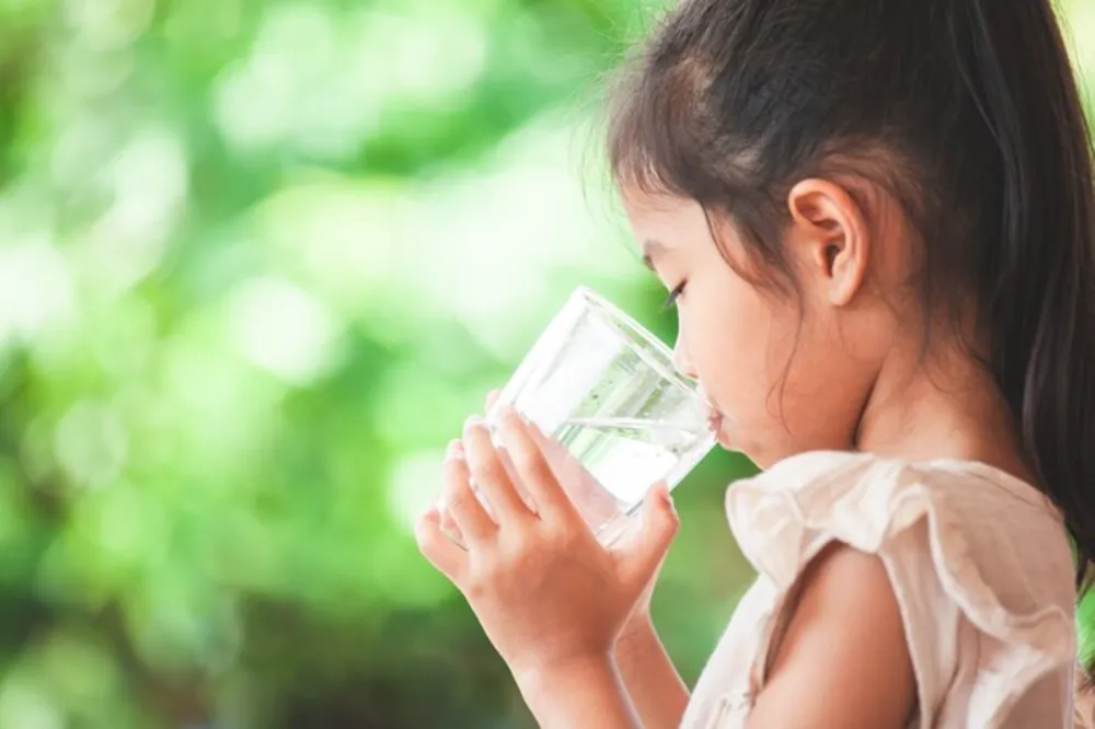 Trẻ bị cúm A cần ăn đồ mềm, lỏng và uống nước từng ít một để tránh mất nước.