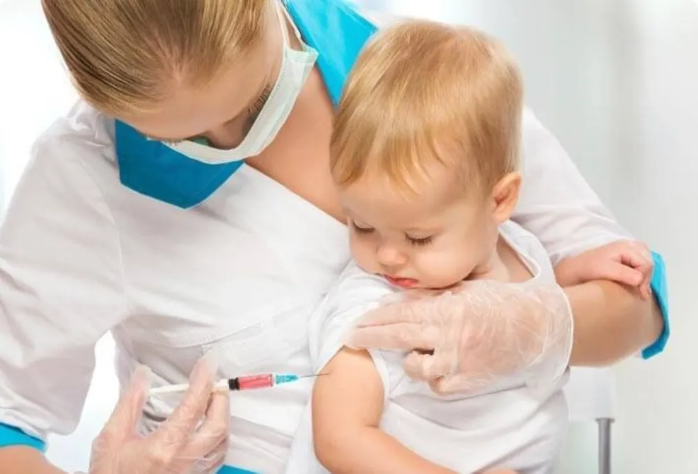 Tiêm vắc xin cúm mùa hằng năm là lá chắn bảo vệ trẻ hiệu quả nhất trước virus cúm A.