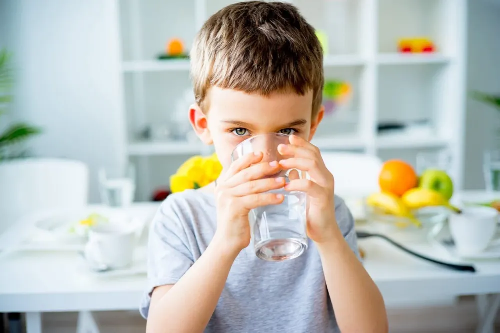 Bù nước và cho trẻ nghỉ ngơi đầy đủ là nguyên tắc quan trọng nhất khi chăm sóc trẻ cúm B.