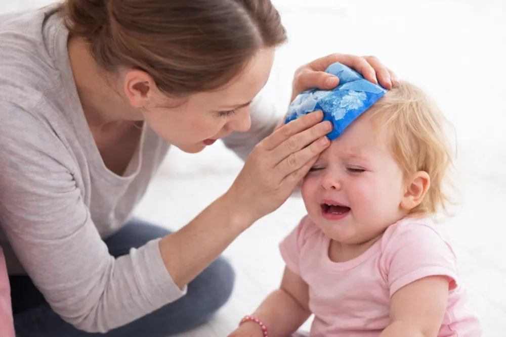 Chườm lạnh là cách hiệu quả nhất để giảm sưng đau cho trẻ ngay sau khi ngã.