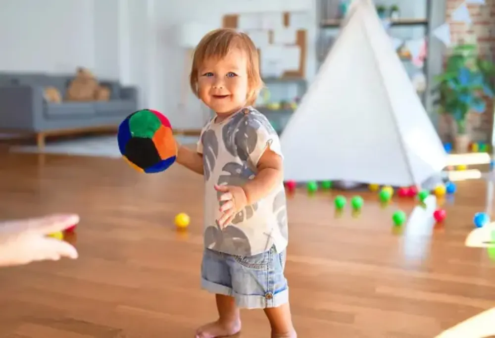 Nếu trẻ vẫn vui chơi và phản ứng bình thường, cha mẹ có thể theo dõi sát tại nhà.