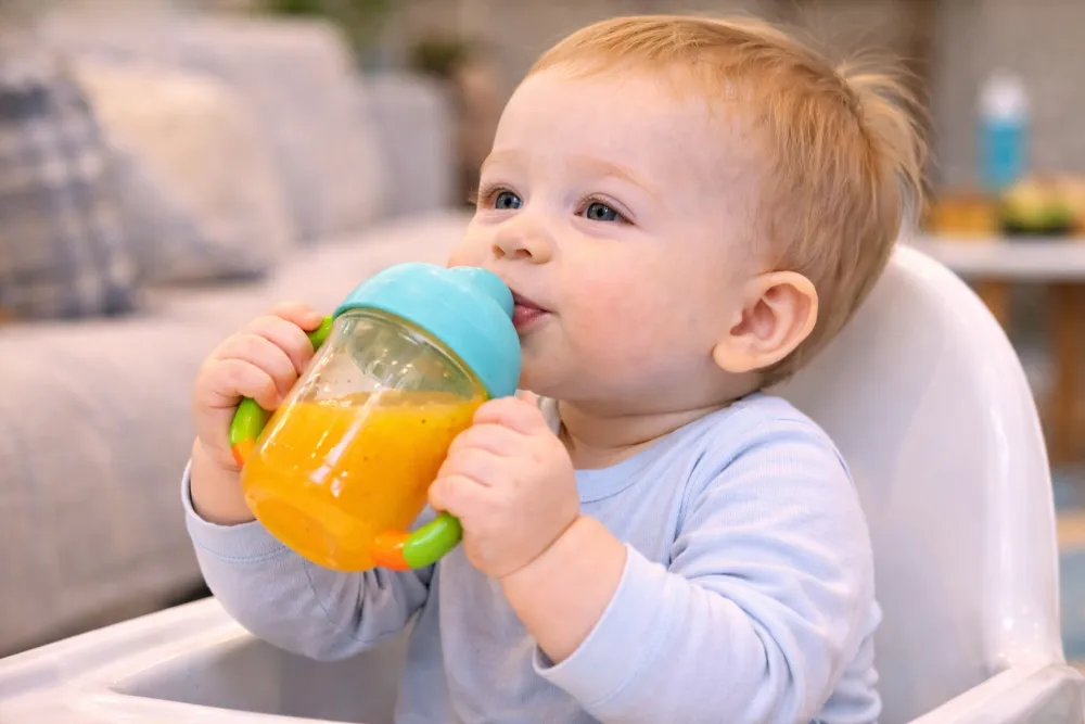 Cần giới hạn lượng nước ép trái cây mỗi ngày vì chứa lượng đường cao.