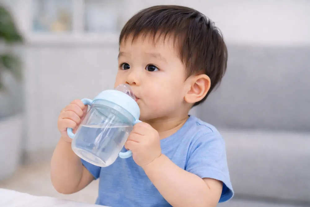 lượng nước cần thiết cho trẻ em theo từng độ tuổi.
