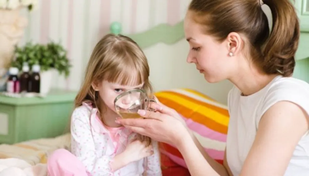 Bù nước bằng dung dịch điện giải từng thìa nhỏ là bước quan trọng nhất khi trẻ nôn nhiều.