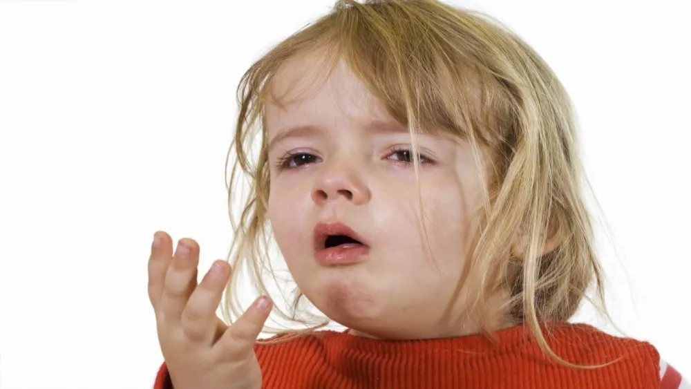 Trẻ nôn nhiều dù không sốt vẫn cần được theo dõi sát sao dấu hiệu mất nước.