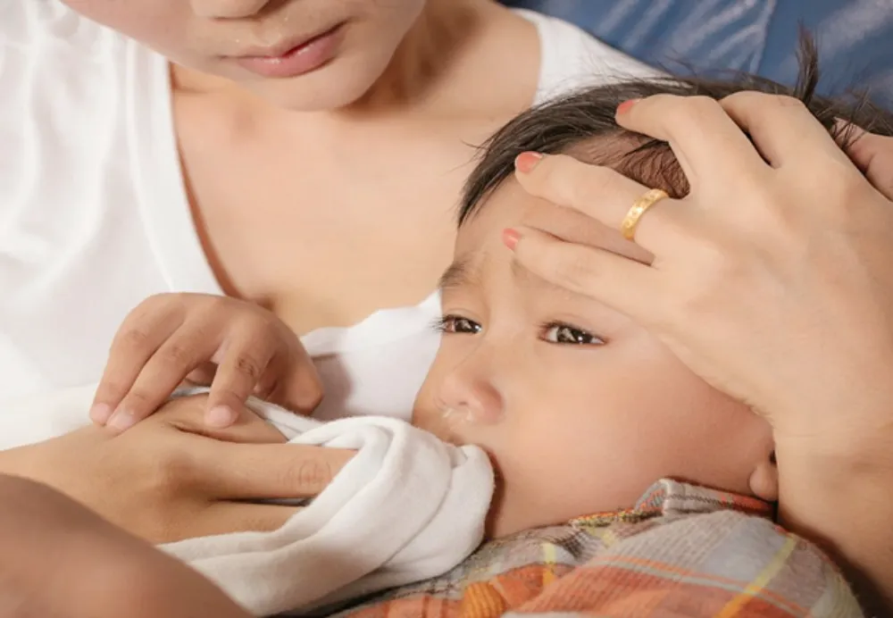 Khi trẻ nôn liên tục kèm lừ đừ, không đi tiểu, cần lập tức đưa đến cơ sở y tế.