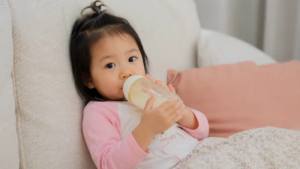 bé 3-4 tuổi vẫn chưa bỏ được bình
