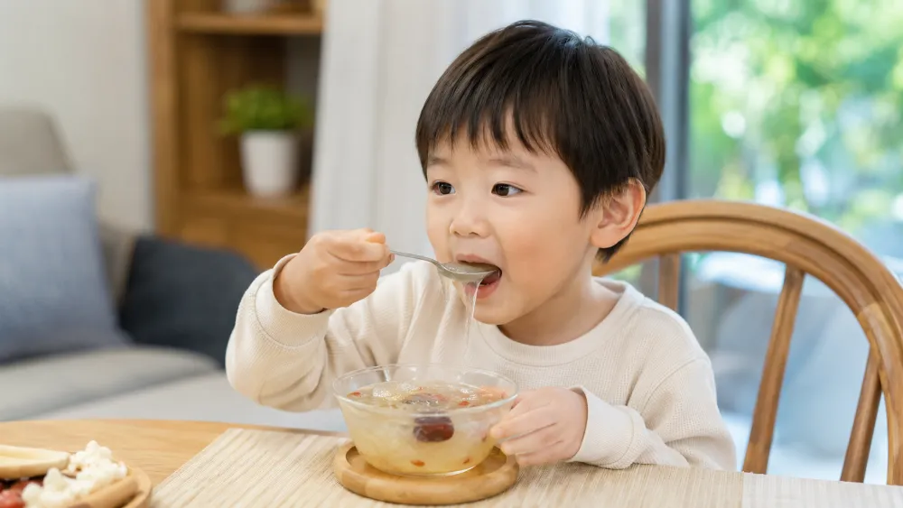 Phụ huynh nên duy trì tần suất ăn yến vừa phải để bé hấp thu dưỡng chất tốt nhất.
