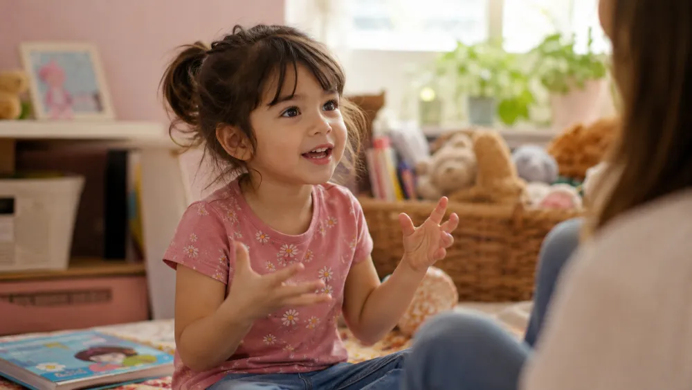 Trẻ 3-4 tuổi rất thích trò chuyện và kể những câu chuyện của riêng mình.