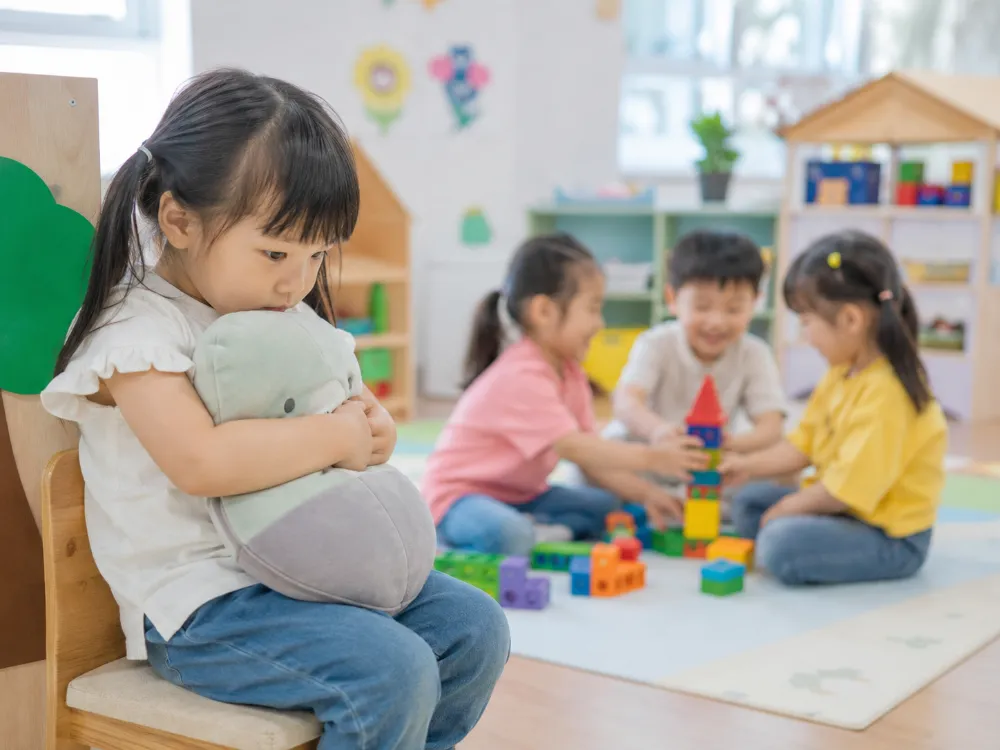 Trẻ 4 tuổi thu mình, không thích chơi cùng bạn bè là một trong những dấu hiệu cảnh báo về tương tác xã hội.