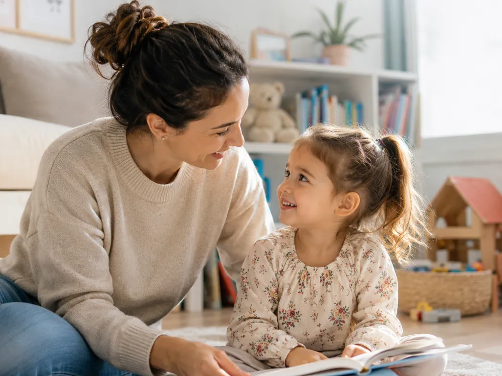 Đọc sách và trò chuyện cùng con mỗi ngày là cách nuôi dưỡng trí thông minh hiệu quả nhất.