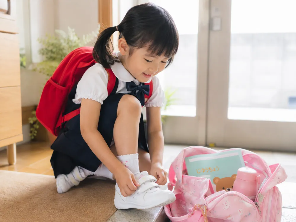 Rèn luyện kỹ năng tự phục vụ giúp trẻ tự tin và có trách nhiệm hơn.
