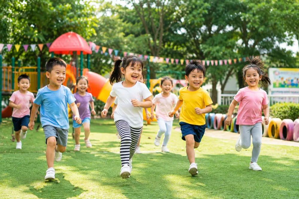 Hoạt động chạy nhảy ngoài trời giúp trẻ phát triển thể chất vượt trội.