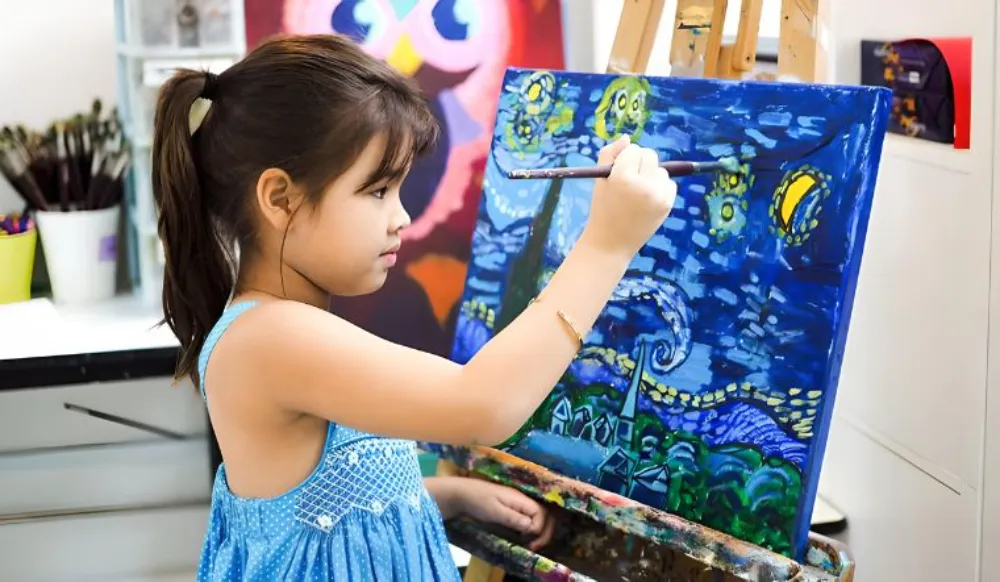 Rèn luyện vận động tinh qua trò chơi tô màu, nặn đất sét giúp đôi tay bé khéo léo hơn trước khi học chữ.