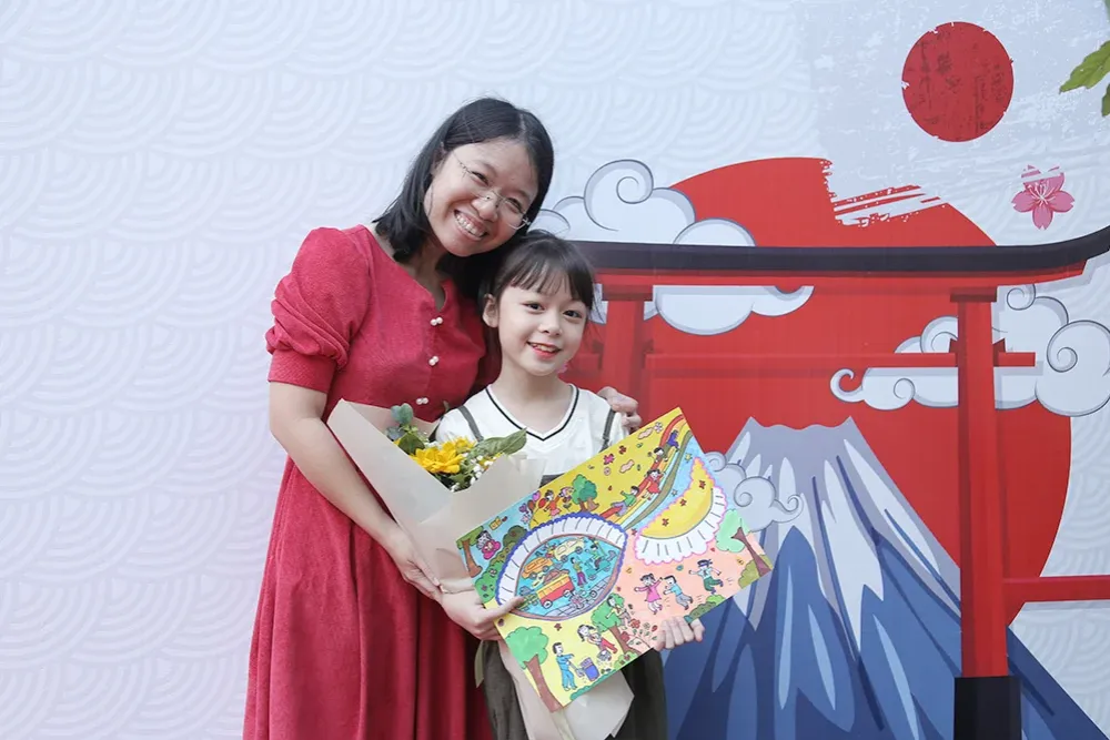 Khen ngợi và công nhận những thành quả nhỏ bé sẽ giúp trẻ 5 tuổi tự tin và hợp tác tốt hơn.