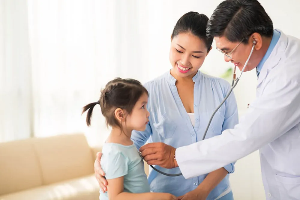 Ba mẹ không nên chủ quan nếu bé đổ mồ hôi đầu liên tục kèm theo các dấu hiệu sức khỏe bất thường.