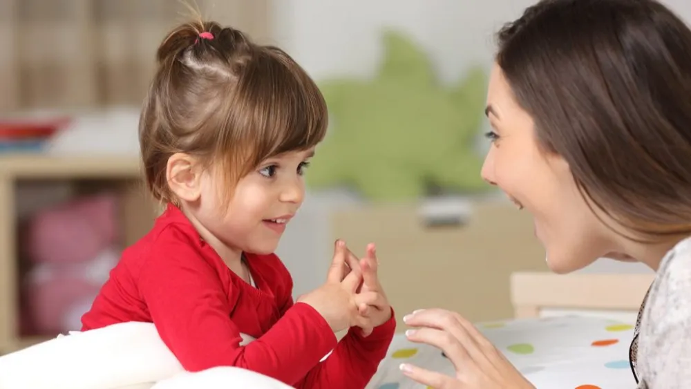 Lắng nghe cảm xúc và đặt giới hạn rõ ràng giúp trẻ 5 tuổi học cách kiểm soát hành vi tích cực hơn.