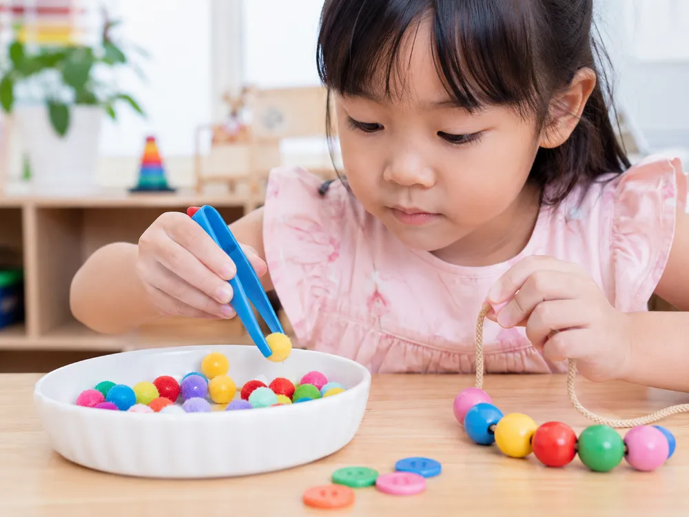 Xâu hạt và gắp đồ vật giúp trẻ rèn sự khéo léo của ngón tay và khả năng phối hợp tay – mắt.