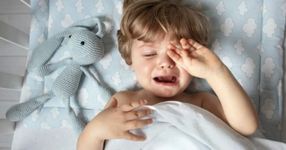 Cách xử lý khi trẻ đang ngủ giật mình và khóc thét