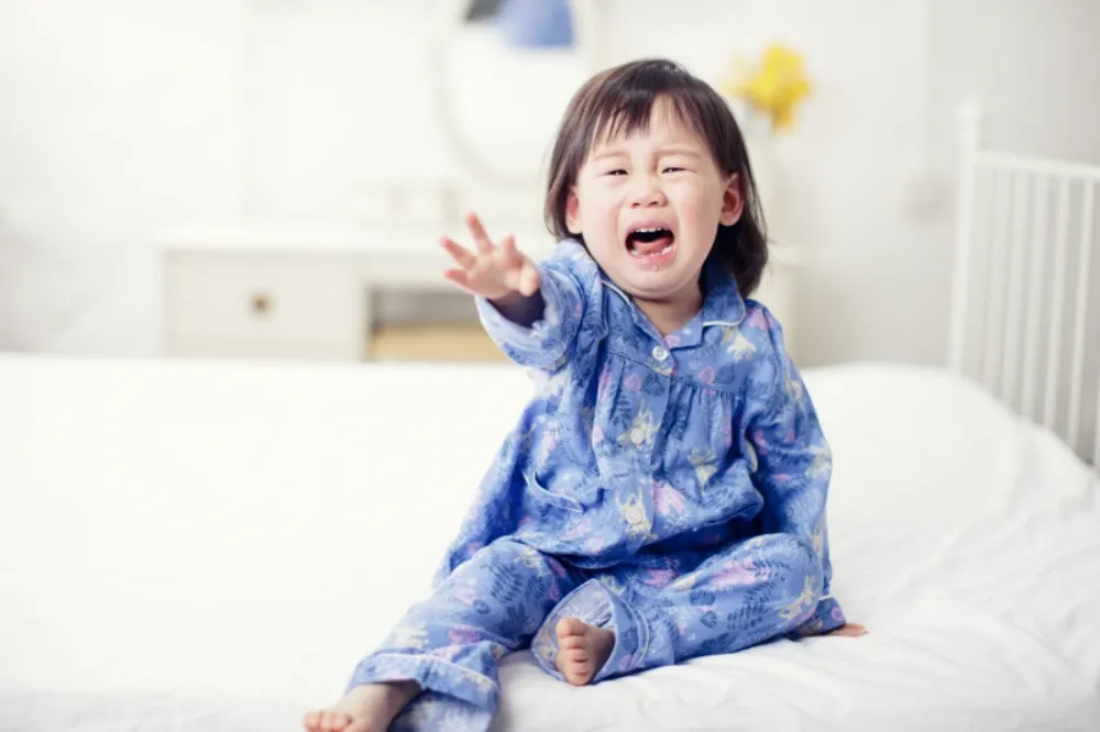 Trẻ 5 tuổi giật mình khóc thét khi ngủ và mức độ cần lưu ý