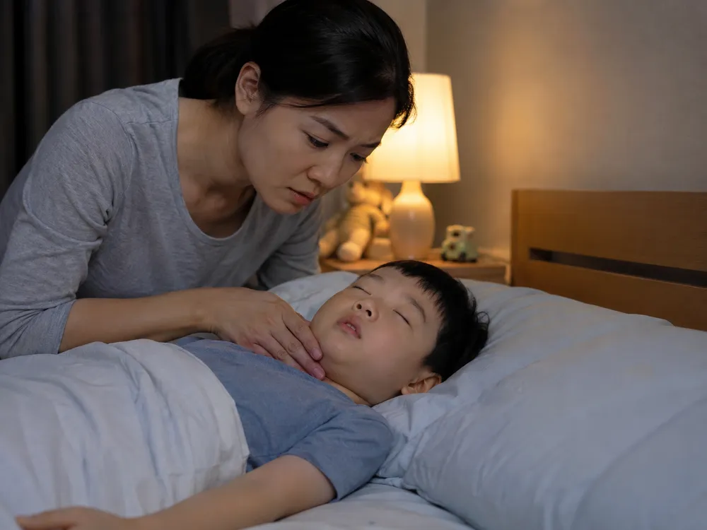Cha mẹ nên theo dõi tần suất ngáy, cách trẻ thở và chất lượng giấc ngủ để nhận biết sớm những biểu hiện bất thường.