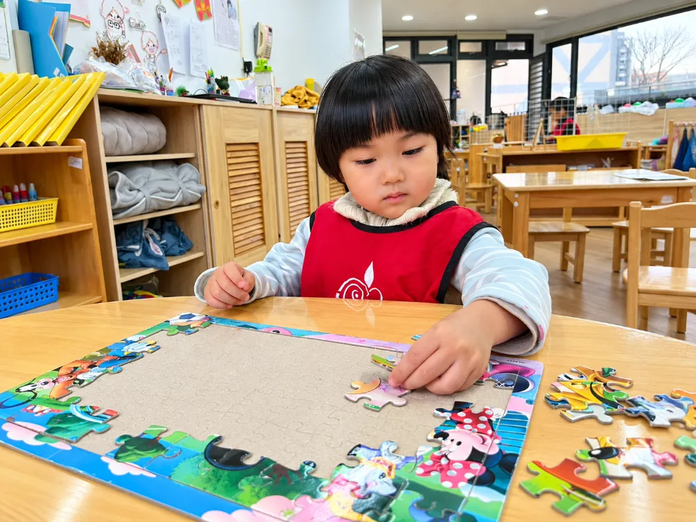 Ghép hình Puzzle khuyến khích trẻ quan sát và thử nghiệm nhiều cách sắp xếp.