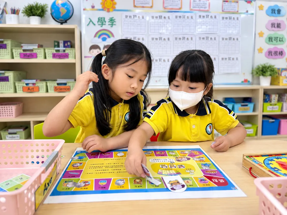 Board game kết hợp luyện tư duy với giao tiếp và thực hành tuân thủ luật chơi.
